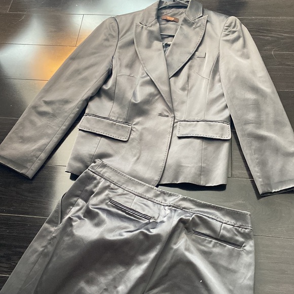 Suit - Picture 3 of 4